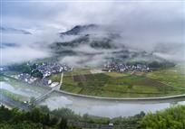雾满山间