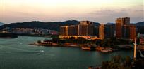 夕阳映绿城