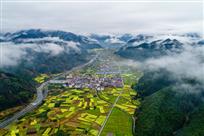 春色山谷里的新农村