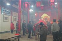 摆上供猪祈福