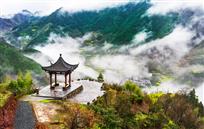 云涌春山图