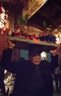 头顶贡品来祭祖