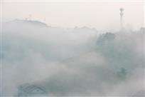 雾满山村