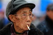 看演出的老人