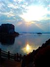 《湖畔夕阳放光芒》