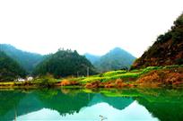 《河畔人家》