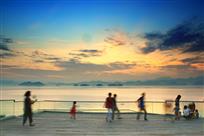 夏日黄昏滨湖景