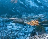 山村雪景图
