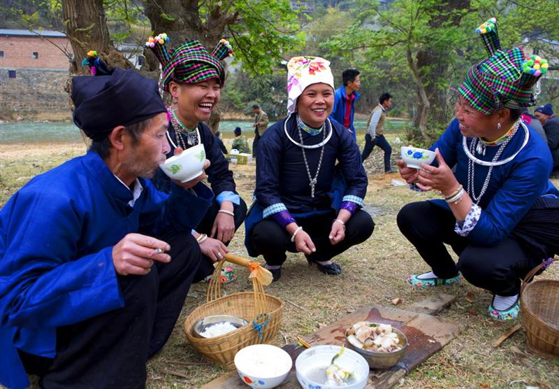 作品描述: 祭龙节上村民分桌聚餐  拍摄地点: 丘北县温浏乡石别村