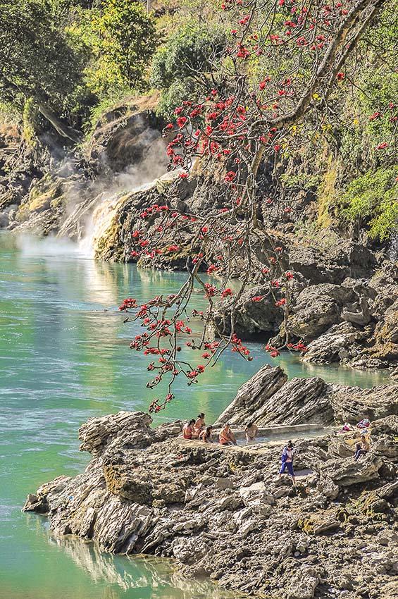 举行一年一度的澡塘会,在怒江峡谷,最出名的民俗,就算这"澡