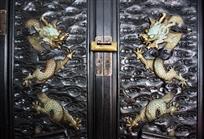 《双龙守门》