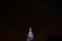 白塔夜空