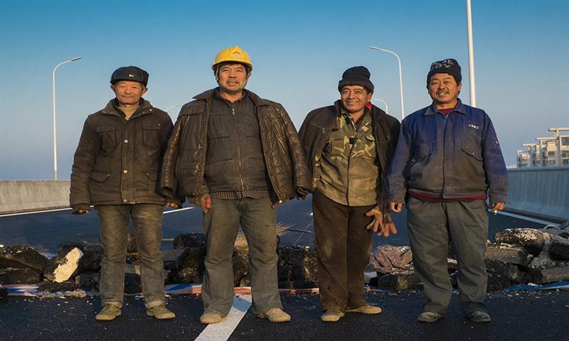 作品描述: 2016年12月6日早晨在江苏盐城市高架路工地上为四名农民工