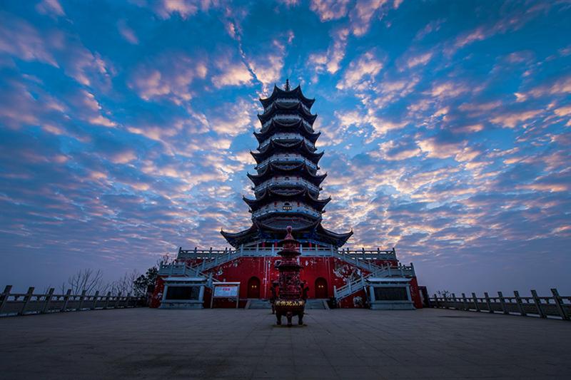 南山元旦日7:28分,霞光普照灵运塔的场景  拍摄地点: 都昌南山风景区